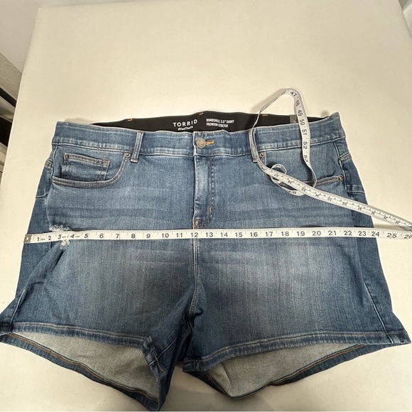 Torrid 3.5” Bombshell Premium Stretch High-Rise Jean Short NWT - Picture 11 of 14